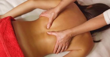 Mulher passando pelo procedimento de massagem modeladora