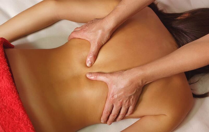 Mulher passando pelo procedimento de massagem modeladora