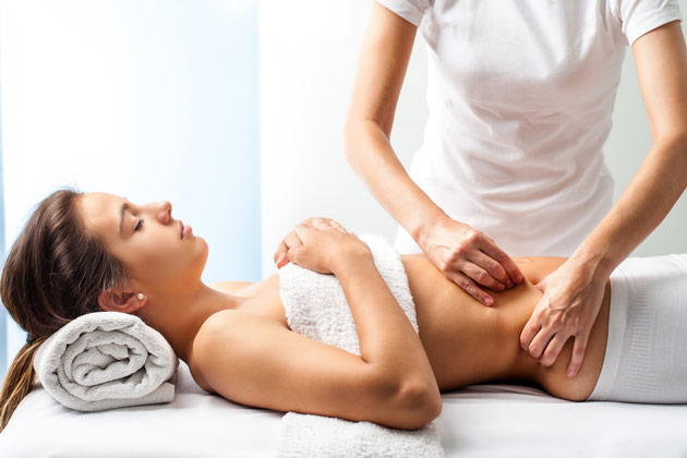 Mulher passando pelo procedimento de massagem modeladora