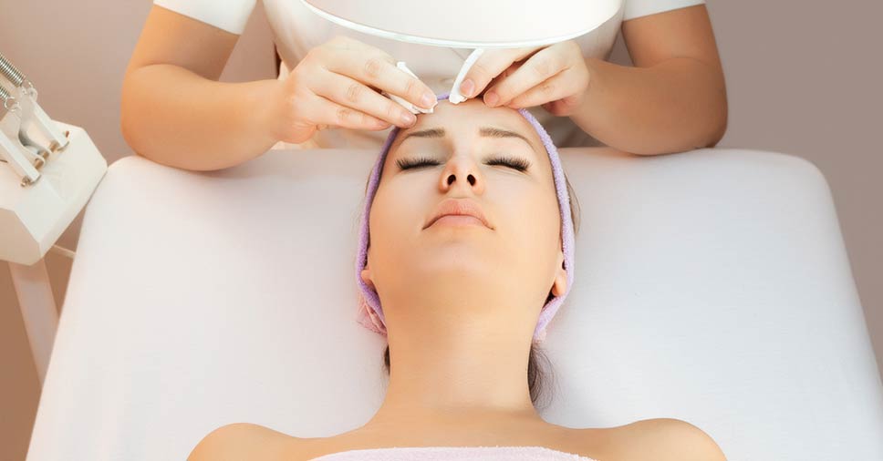 Mulher fazendo o procedimento de revitalização facial