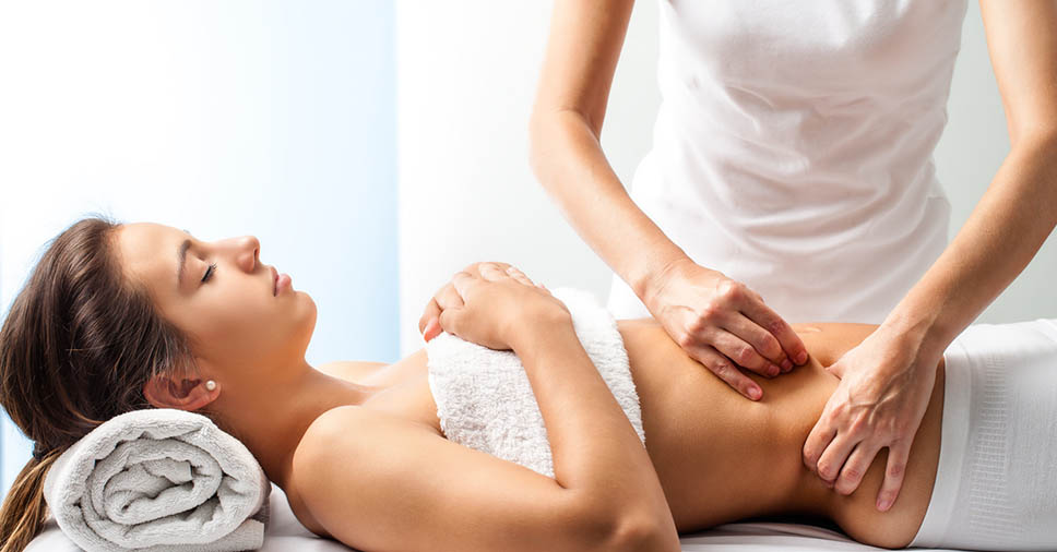 Cliente e massagista durante uma sessão sobre como funciona a massagem modeladora